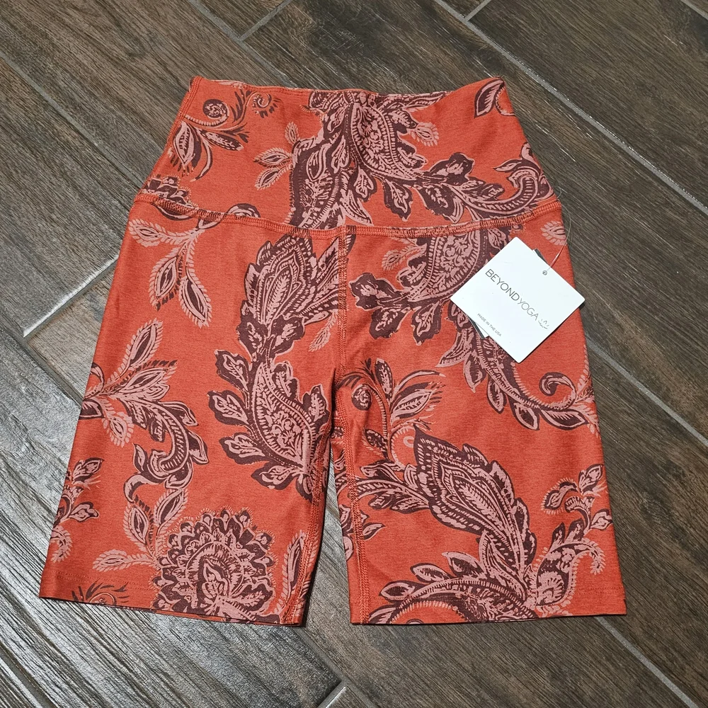 Beyond Yoga Women's Medium Chai Paprika Paisley Biker Shorts - Picture 6 of 6